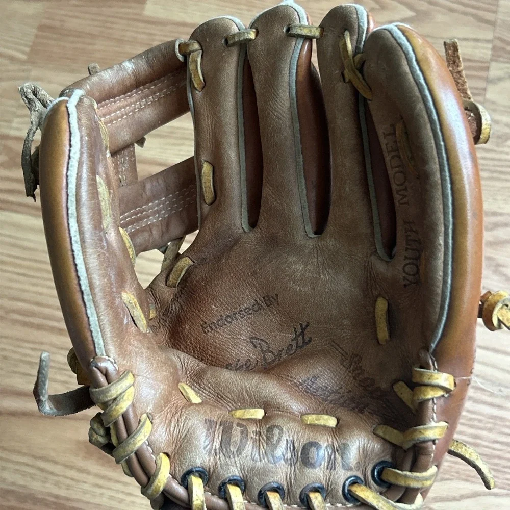 Wilson Signature Model A2295 Brown Leather Youth Baseball Glove George Brett RHT